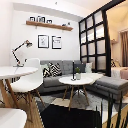 Airy Condo W Balcony, Netflix, 3 Pools, Sleeps 3