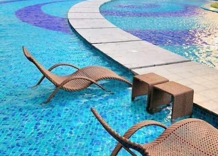 Apartment Airy W Balcony, Netflix, 3 Pools, Sleeps 3