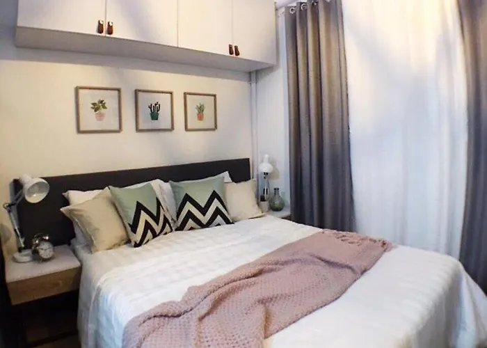 Airy W Balcony, Netflix, 3 Pools, Sleeps 3