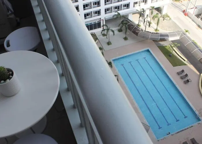 Airy W Balcony, Netflix, 3 Pools, Sleeps 3 Apartment