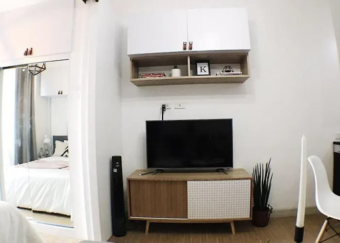 Airy W Balcony, Netflix, 3 Pools, Sleeps 3 Apartment Manila