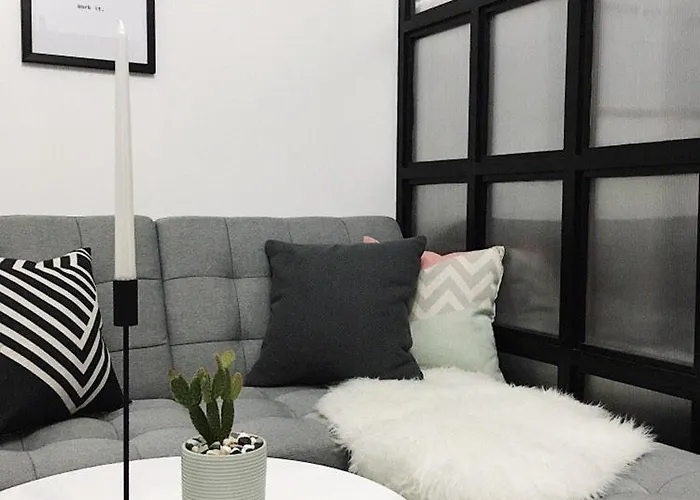 Airy W Balcony, Netflix, 3 Pools, Sleeps 3 *