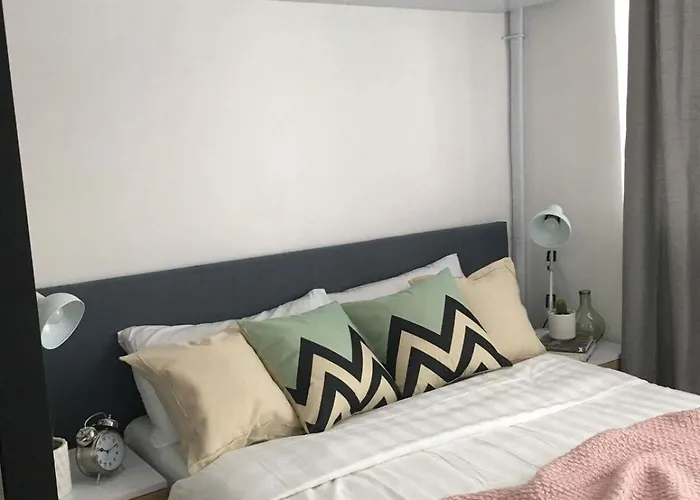 Apartment Airy W Balcony, Netflix, 3 Pools, Sleeps 3